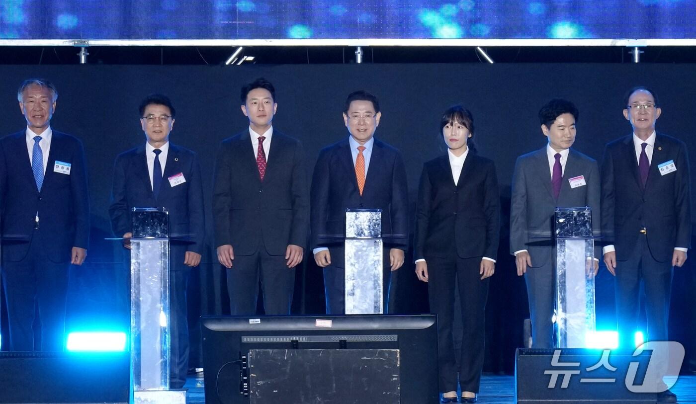 전라남도가 24일 도청 앞 OK도민광장에서 제29회 도민의 날 기념행사를 열고 기념사진을 찍고 있다.(전남도 제공. 재판매 및 DB 금지)