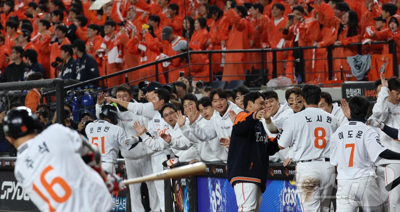 24일 대전 한화생명볼파크 열린 프로야구 2025 신한 SOL뱅크 KBO 플레이오프 5차전 삼성 라이온즈와 한화 이글스의 경기에서 한화 채은성의 5회말 무사 2,3루에서 2타점 안타에 문현빈과 노시환이 득점하며 환호하고 있다. 2025.10.24/뉴스1 ⓒ News1 김기남 기자