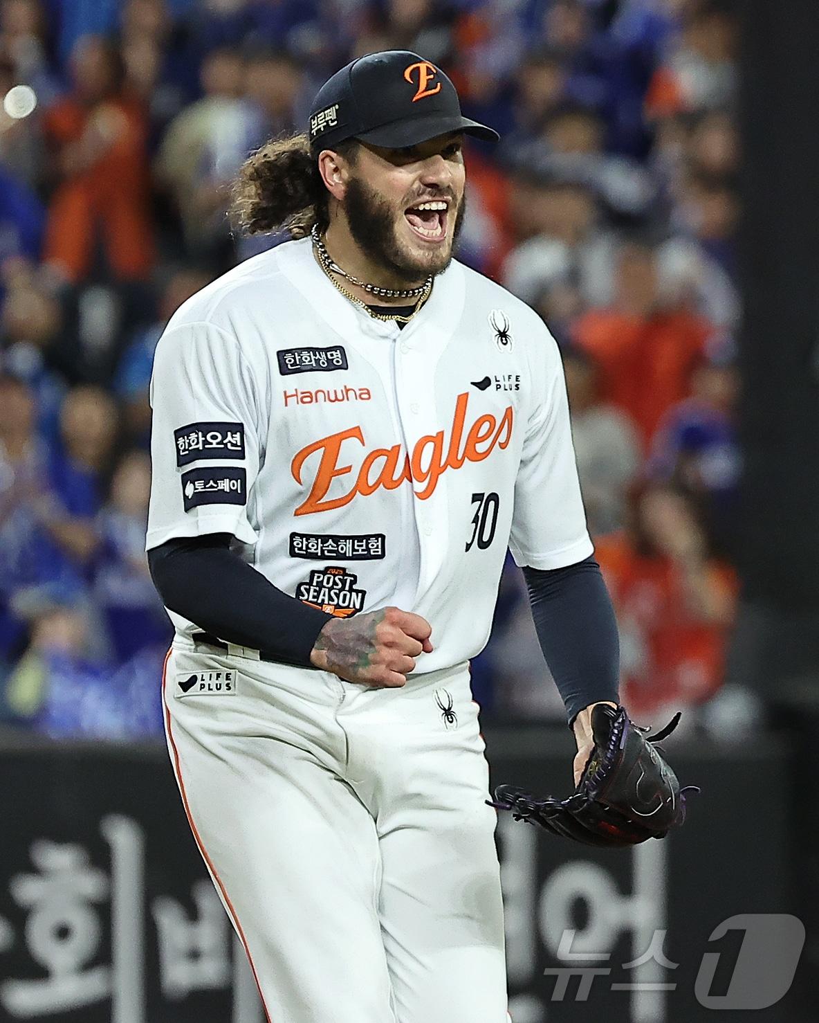 본문 이미지 - 24일 오후 대전 한화생명볼파크에서 열린 프로야구 2025 신한 SOL뱅크 KBO 플레이오프 5차전 삼성 라이온즈와 한화 이글스의 경기, 한화 선발 폰세가 5회초 이닝을 실점 없이 마친 뒤 포효하고 있다. 이날 폰세는 5이닝 5피안타 9탈삼진 1실점&#40;비자책&#41;을 기록했다. 2025.10.24/뉴스1 ⓒ News1 김진환 기자