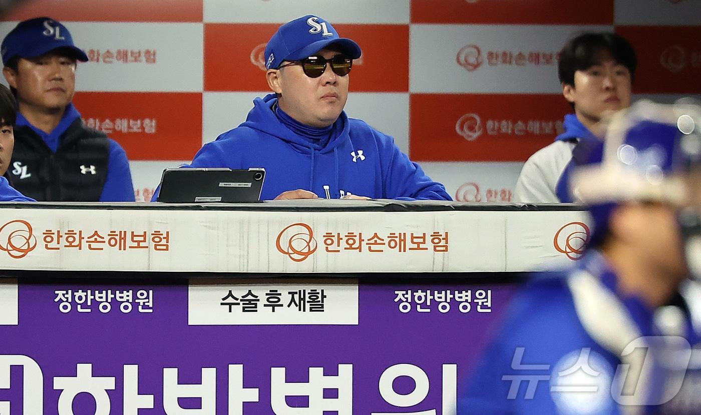 24일 오후 대전 한화생명볼파크에서 열린 프로야구 2025 신한 SOL뱅크 KBO 플레이오프 5차전 삼성 라이온즈와 한화 이글스의 경기, 삼성 박진만 감독이 6회말 무사 만루 상황 더그아웃에서 경기를 지켜보고 있다. 2025.10.24/뉴스1 ⓒ News1 김진환 기자