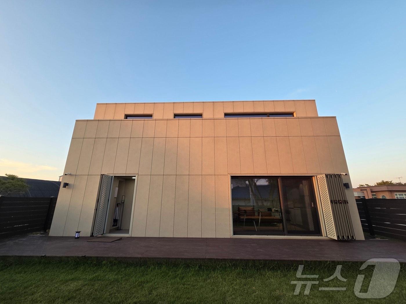 본문 이미지 - 전북 김제시 &#39;죽산모락&#39; 내 LG 스마트코티지 &#39;듀오맥스 45&#39; 외관. 2025.10.23/뉴스1 ⓒ News1 박주평 기자