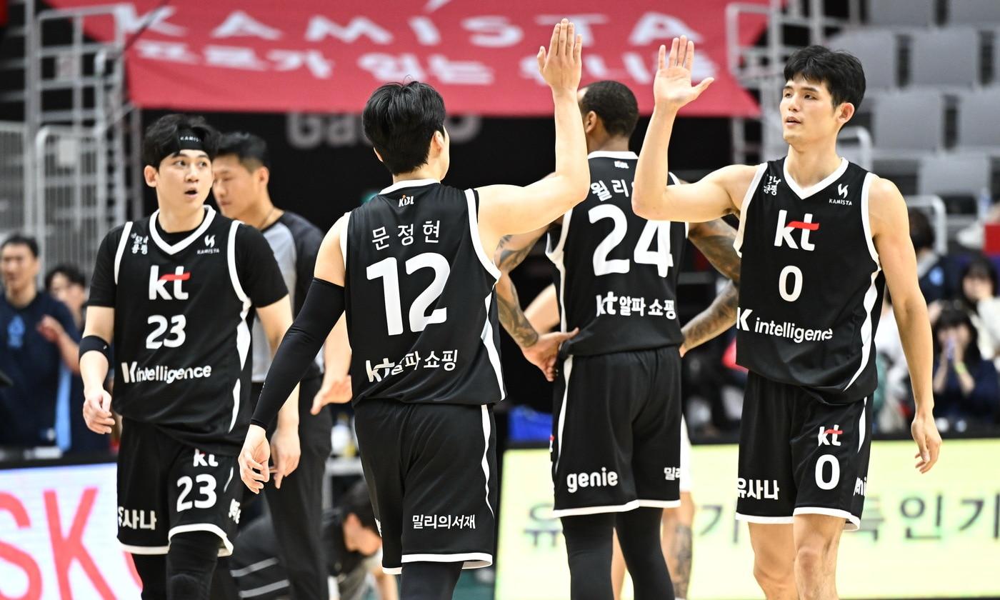 프로농구 수원 KT가 24일 고양 소노와 원정 경기에서 77-71로 승리하고 공동 선두로 올라섰다. (KBL 제공)