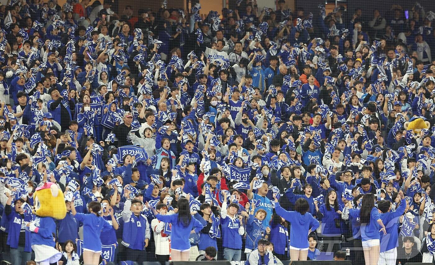 지난 10월24일 대전 한화생명볼파크에서 열린 프로야구 2025 신한 SOL뱅크 KBO 플레이오프 5차전 삼성 라이온즈와 한화 이글스의 경기. 삼성 응원단이 8회초 공격을 앞두고 뜨거운 응원을 펼치고 있다. (사진은 기사 내용과 무관함) 2025.10.24/뉴스1 ⓒ News1 김진환 기자