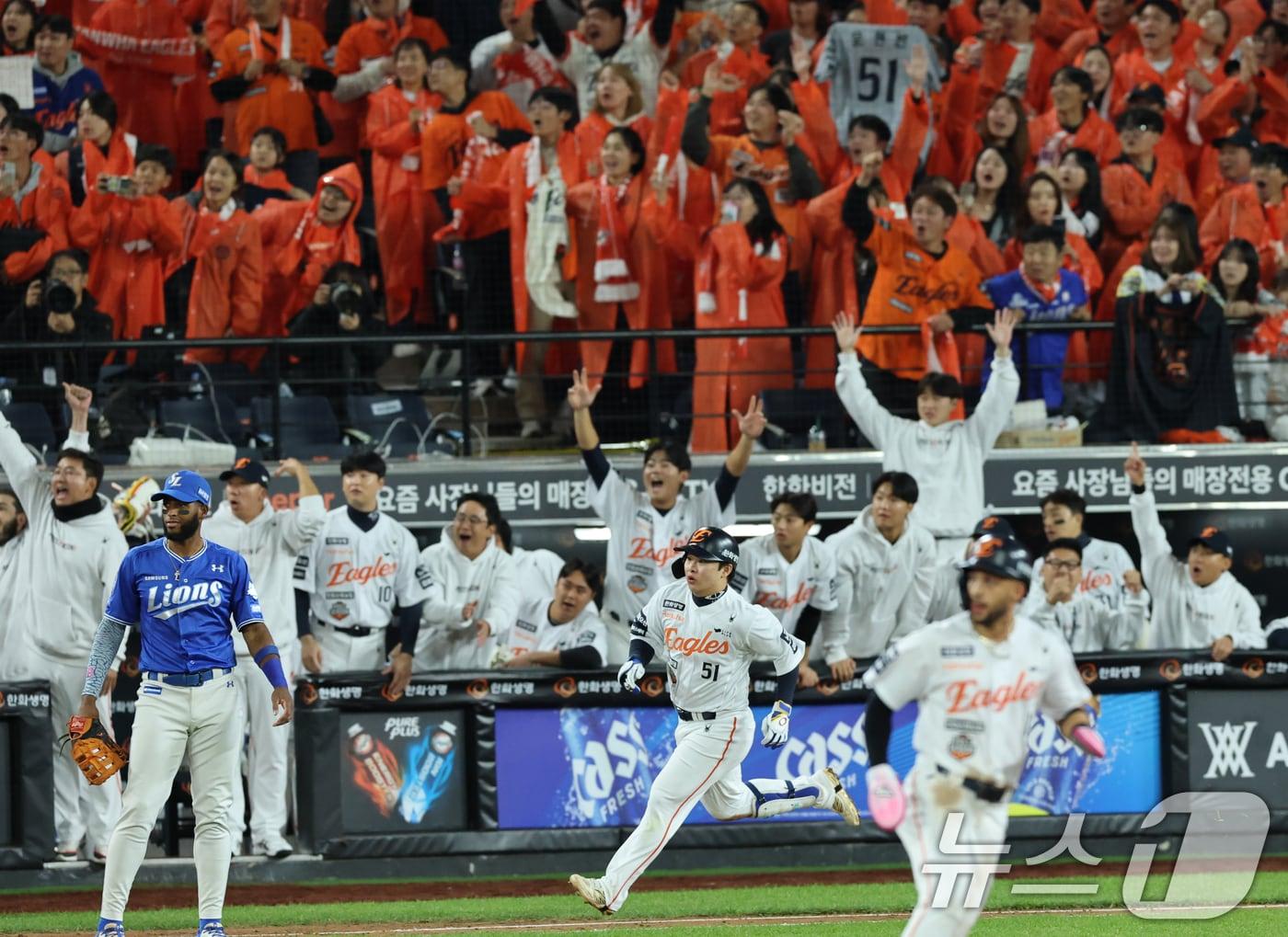 본문 이미지 - 24일 오후 대전 한화생명볼파크에서 열린 프로야구 2025 신한 SOL뱅크 KBO 플레이오프 5차전 삼성 라이온즈와 한화 이글스의 경기, 8회말 1사 1루 상황 한화 문현빈이 2점 혼럼을 치고 1루를 향하고 있다. 2025.10.24/뉴스1 ⓒ News1 김기태 기자