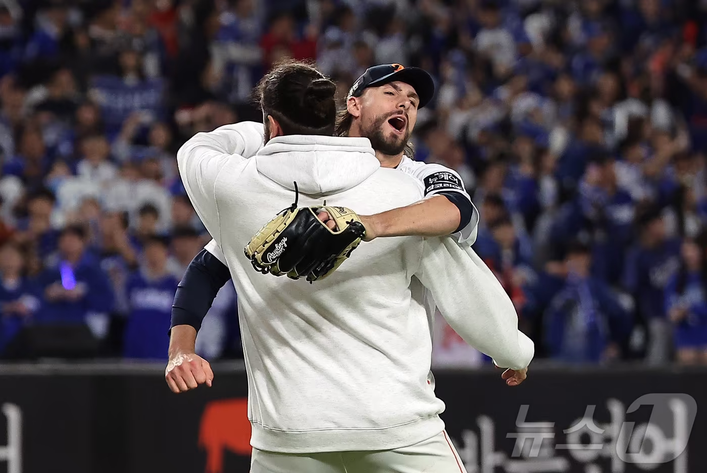 24일 오후 대전 한화생명볼파크에서 열린 프로야구 2025 신한 SOL뱅크 KBO 플레이오프 5차전 삼성 라이온즈와 한화 이글스의 경기, 11대2 대승을 거두며 시리즈 전적 3승 2패로 한국시리즈 진출에 성공한 한화 와이스가 폰세와 기쁨을 나누고 있다. 2025.10.24/뉴스1 ⓒ News1 김진환 기자