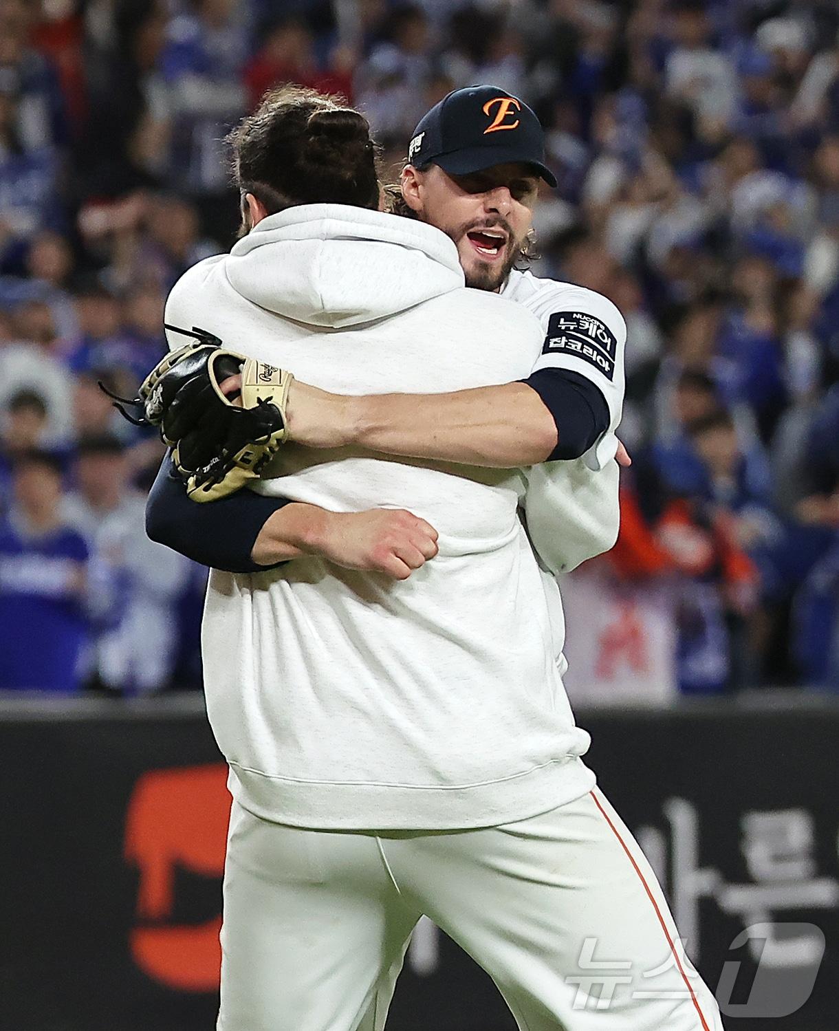 본문 이미지 - 24일 오후 대전 한화생명볼파크에서 열린 프로야구 2025 신한 SOL뱅크 KBO 플레이오프 5차전 삼성 라이온즈와 한화 이글스의 경기, 11대2 대승을 거두며 시리즈 전적 3승 2패로 한국시리즈 진출에 성공한 한화 와이스가 폰세와 기쁨을 나누고 있다. 2025.10.24/뉴스1 ⓒ News1 김진환 기자