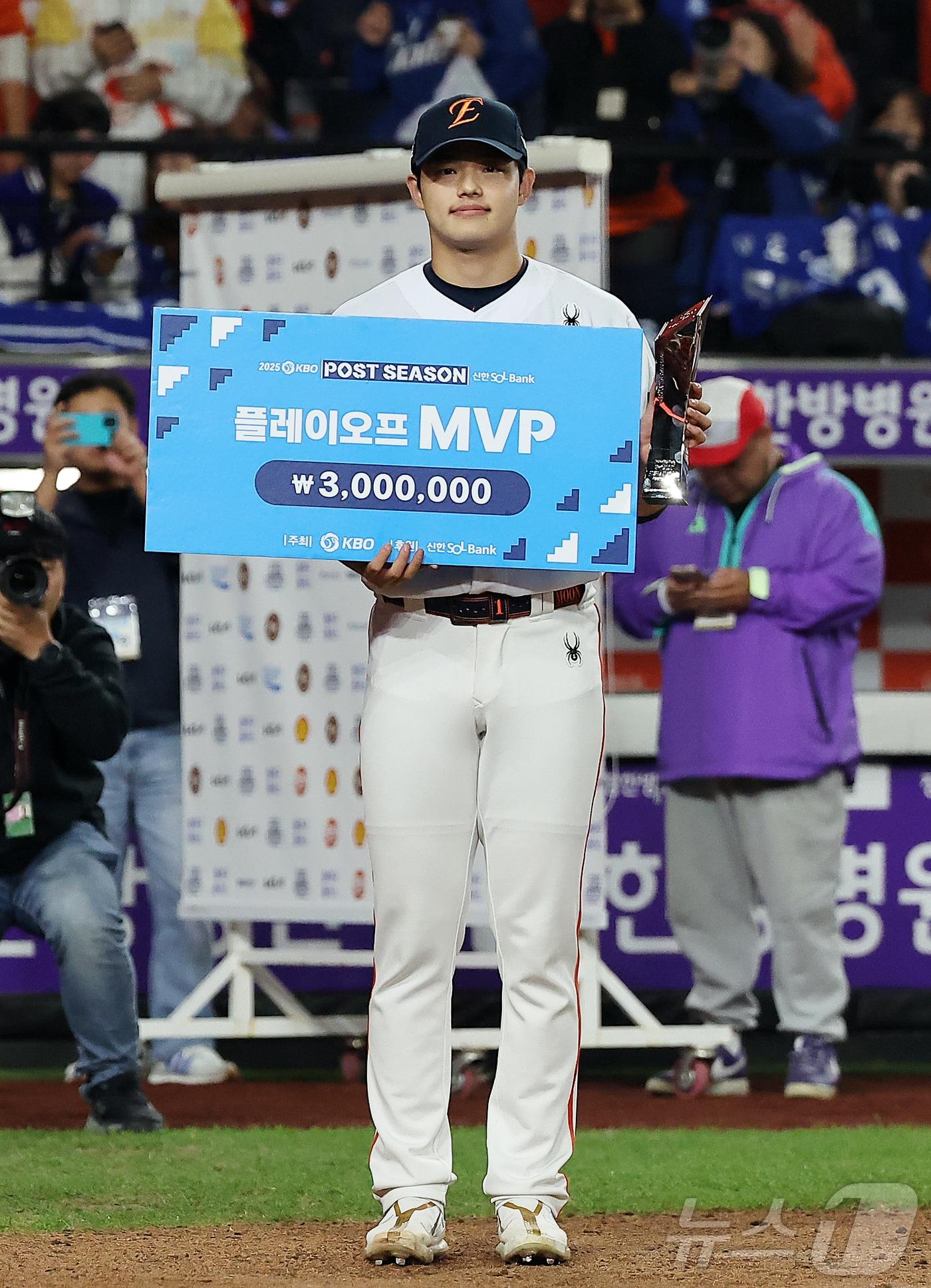 본문 이미지 - 24일 오후 대전 한화생명볼파크에서 열린 프로야구 2025 신한 SOL뱅크 KBO 플레이오프 5차전 삼성 라이온즈와 한화 이글스의 경기, 플레이오프 MVP에 선정된 한화 문동주가 기념 촬영을 하고 있다. 2025.10.24/뉴스1 ⓒ News1 김진환 기자