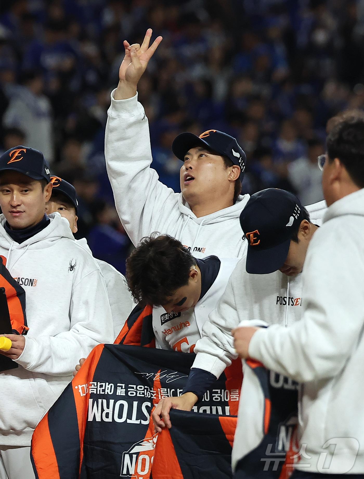 본문 이미지 - 24일 오후 대전 한화생명볼파크에서 열린 프로야구 2025 신한 SOL뱅크 KBO 플레이오프 5차전 삼성 라이온즈와 한화 이글스의 경기, 11대2 대승을 거두며 시리즈 전적 3승 2패로 한국시리즈 진출에 성공한 한화 류현진이 응원 온 가족들을 향해 손을 흔들고 있다. 2025.10.24/뉴스1 ⓒ News1 김진환 기자