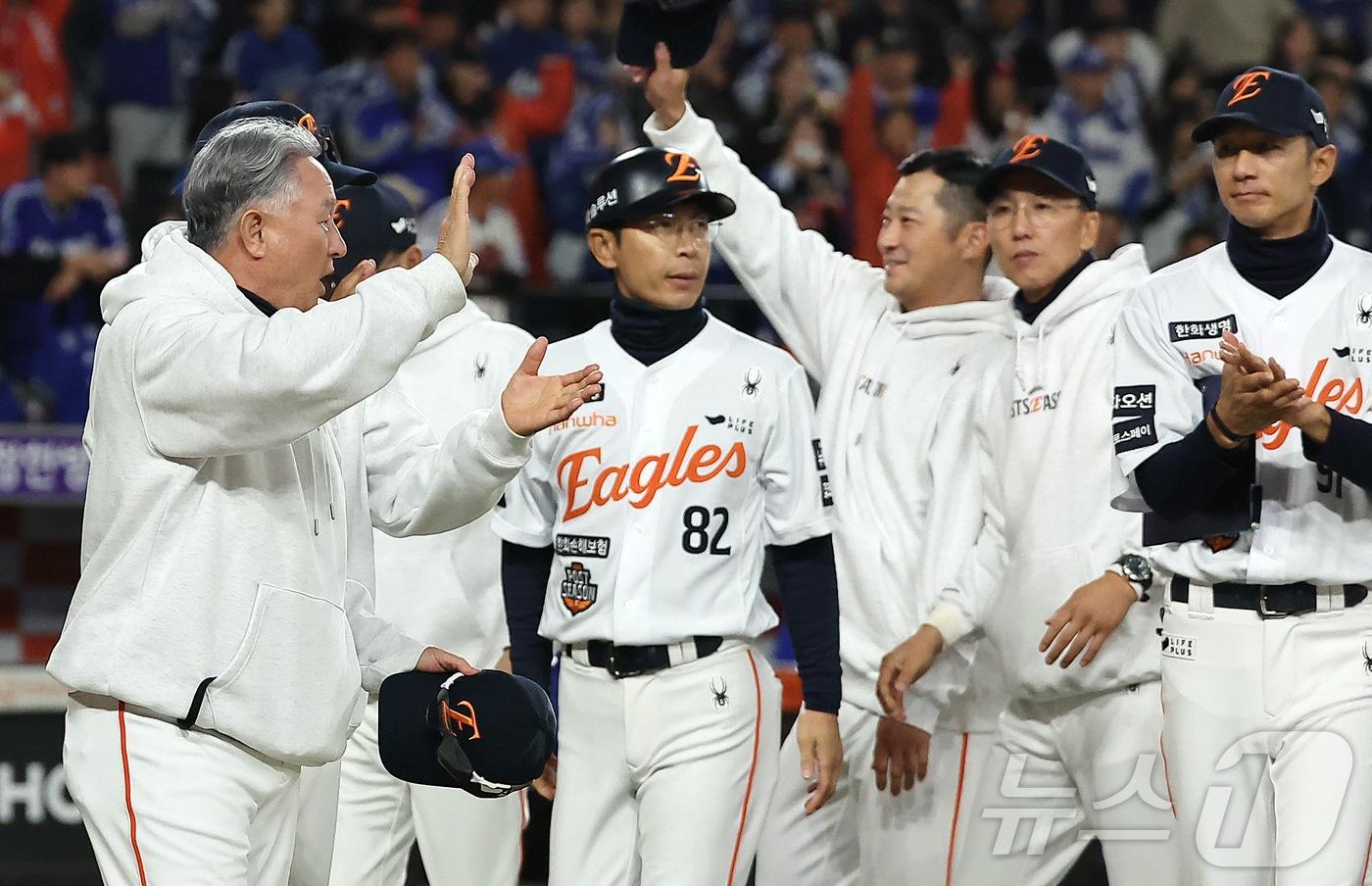 24일 오후 대전 한화생명볼파크에서 열린 프로야구 2025 신한 SOL뱅크 KBO 플레이오프 5차전 삼성 라이온즈와 한화 이글스의 경기, 11대2 대승을 거두며 시리즈 전적 3승 2패로 한국시리즈 진출에 성공한 한화 김경문 감독이 선수들을 향해 손뼉을 치고 있다. 2025.10.24/뉴스1 ⓒ News1 김진환 기자