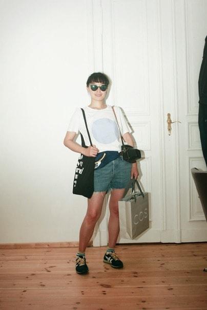 본문 이미지 - &#39;K의 계보 - 냉전 관광객으로 분장한 진나래&#39;, 2016 &#40;진나래 제공&#41;