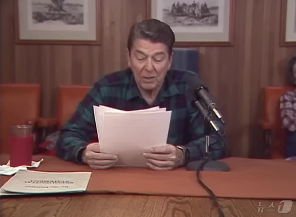 본문 이미지 - 로널드 레이건 전 미국 대통령이 지난 1987년 4월 25일 당시 대국민 라디오 연설을 하는 모습.(로널드 레이건 유튜브 캡처, 재판매 및 DB금지) ⓒ News1 류정민 특파원