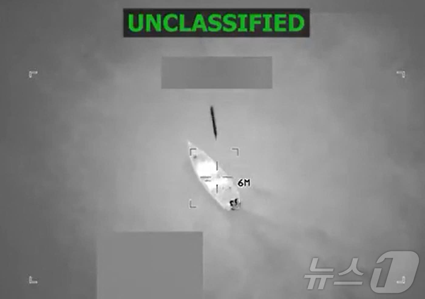 피트 헤그세스 미국 국방부장관이 2025년 10월 24일 자신의 X 계정에 게시한 영상에서 캡처된 화면. 헤그세스 장관은 이를 미군이 마약을 밀매하던 선박을 공격하는 장면이라고 설명했다. 2025.10.24. ⓒ AFP=뉴스1