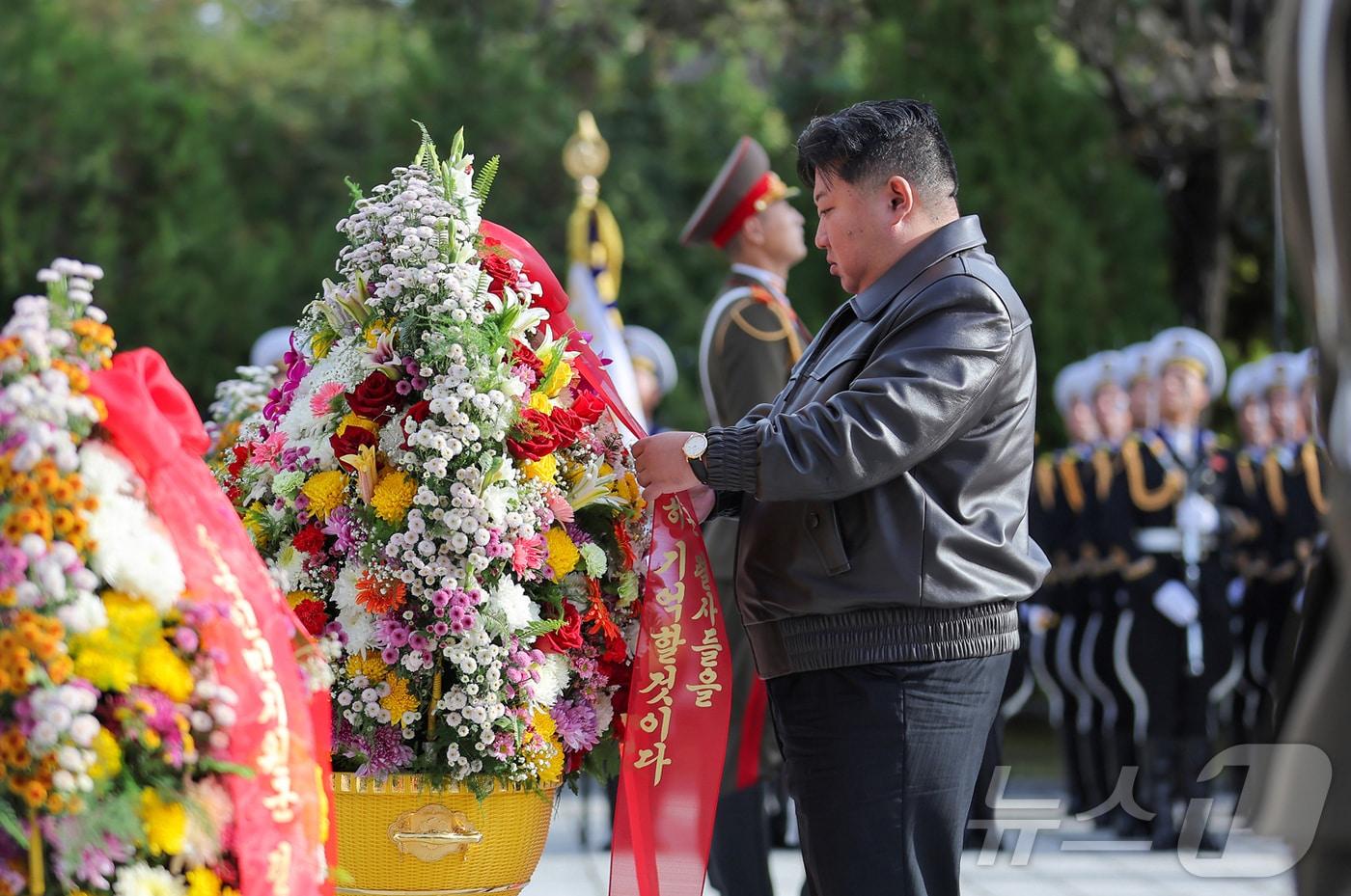 &#40;평양 노동신문=뉴스1&#41; = 북한 노동당 기관지 노동신문은 25일 &#34;김정은 동지가 중국인민지원군 조선전선&#40;6·25전쟁&#41; 참전 75돌 즈음해 지난 24일 평안남도 회창군에 있는 중국인민지원군 열사릉원을 찾으시고 열사들에게 숭고한 경의를 표했다＂라고 보도했다. [국내에서만 사용가능. 재배포 금지. DB 금지. For Use Only in the Republic of Korea. Redistribution Prohibited] rodongphoto@news1.kr
