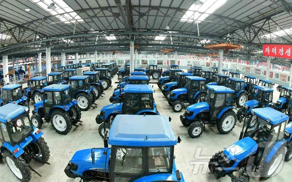 본문 이미지 - &#40;평양 노동신문=뉴스1&#41; = 북한 노동당 기관지 노동신문은 25일 &#34;당의 새시대 농촌혁명강령을 받들고 농업생산에서 급진적 변혁이 일어나는 속에 농촌경리의 종합적 기계화 실현에서 진일보가 이룩됐다＂라고 보도했다. [국내에서만 사용가능. 재배포 금지. DB 금지. For Use Only in the Republic of Korea. Redistribution Prohibited] rodongphoto@news1.kr