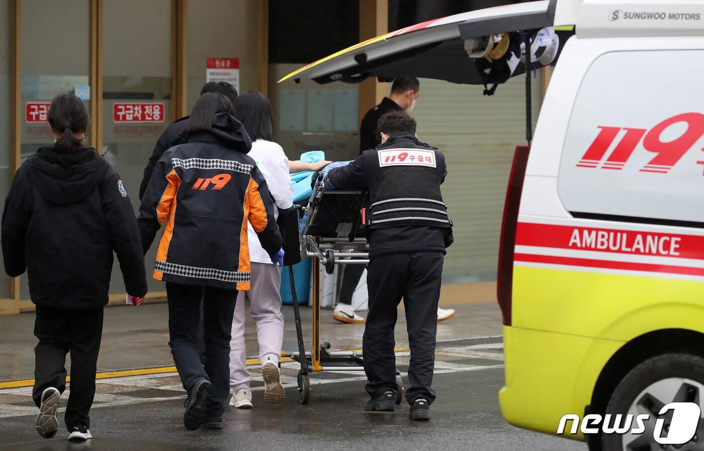 119구급대가 응급실로 향하고 있다. 2024.2.20/뉴스1