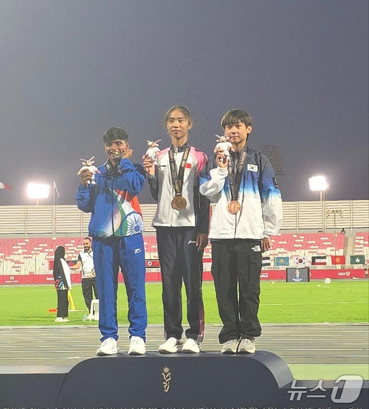 본문 이미지 - 정채연(오른쪽)이 아시아 청소년 선수권 여자 경보 5000m에서 동메달을 수확했다. (대한육상연맹 제공)