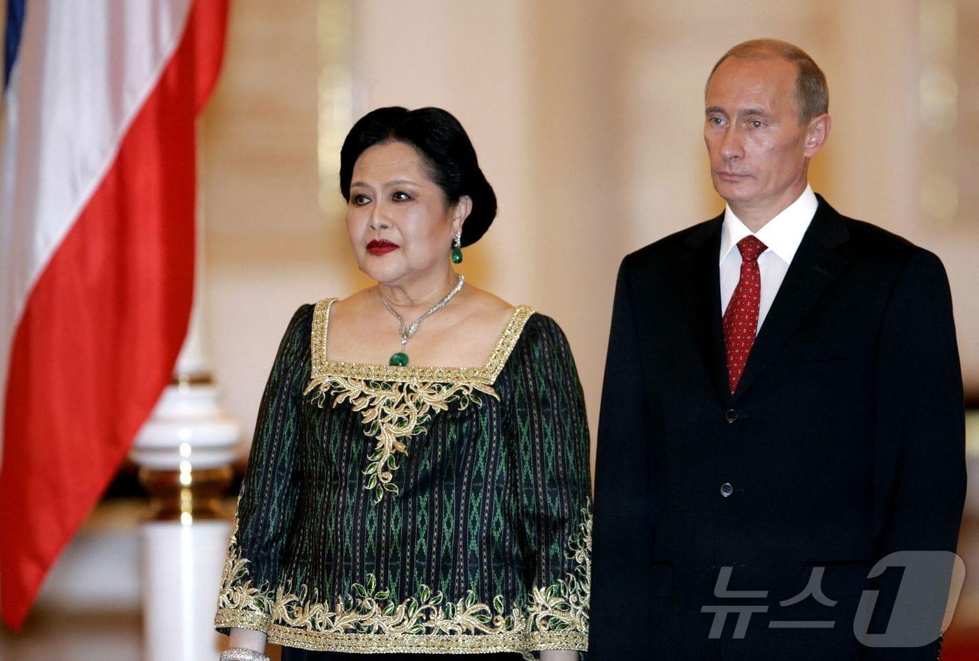 2007년 7월 5일 태국의 시리킷 당시 왕비(왼쪽)와 러시아의 블라디미르 푸틴 대통령이 모스크바 크렘린궁에서 만나고 있다. ⓒ AFP=뉴스1