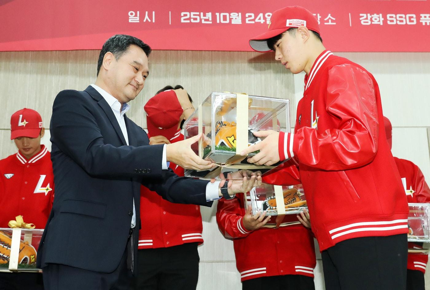 SSG 랜더스가 2026 신인선수 입단식을 열었다. &#40;SSG 랜더스 제공&#41;