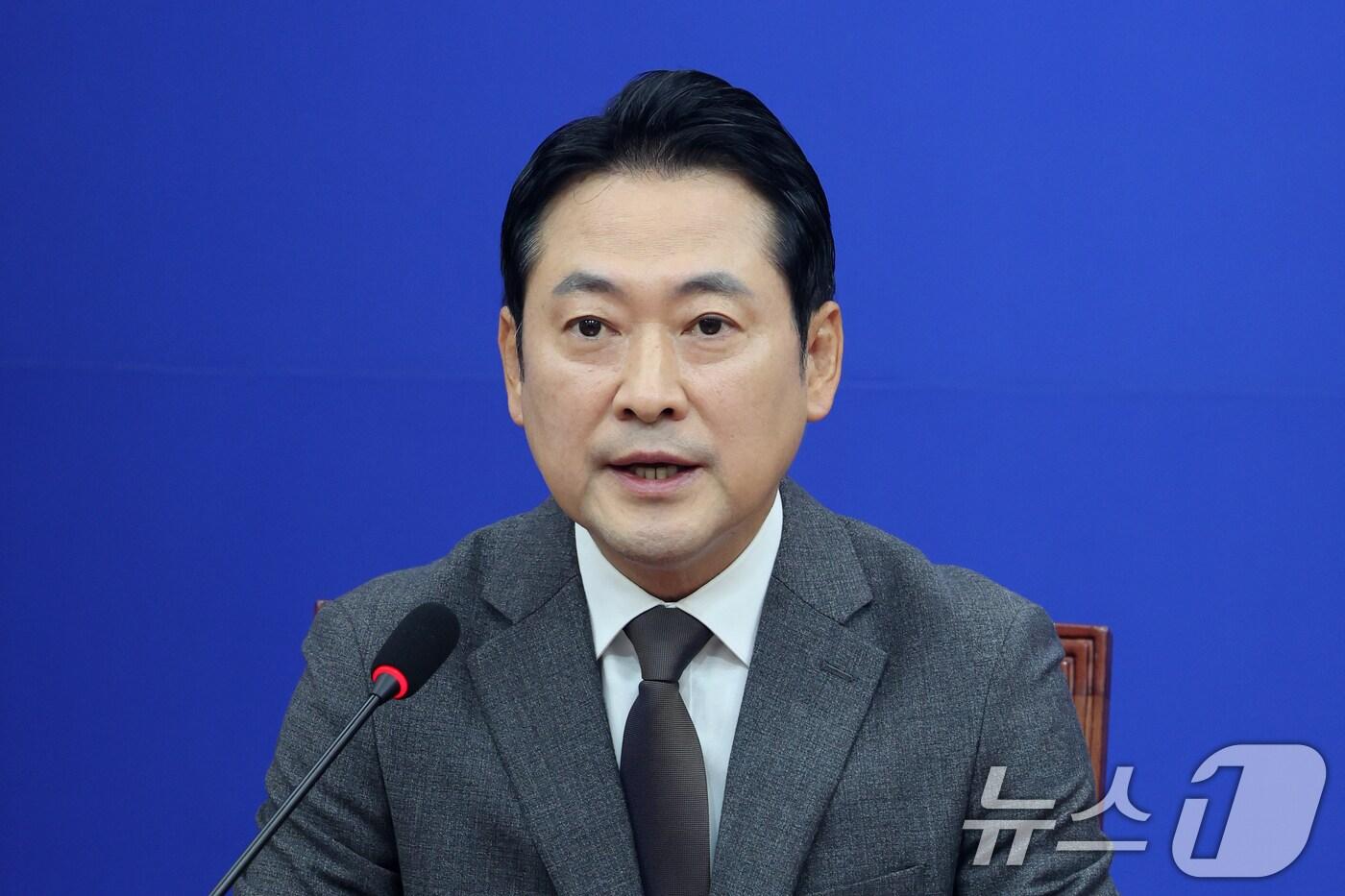 장동혁 국민의힘 대표가 25일 오전 서울 영등포구 여의도 국회에서 열린 기자간담회에서 모두발언을 하고 있다. 2025.10.25/뉴스1 ⓒ News1 황기선 기자