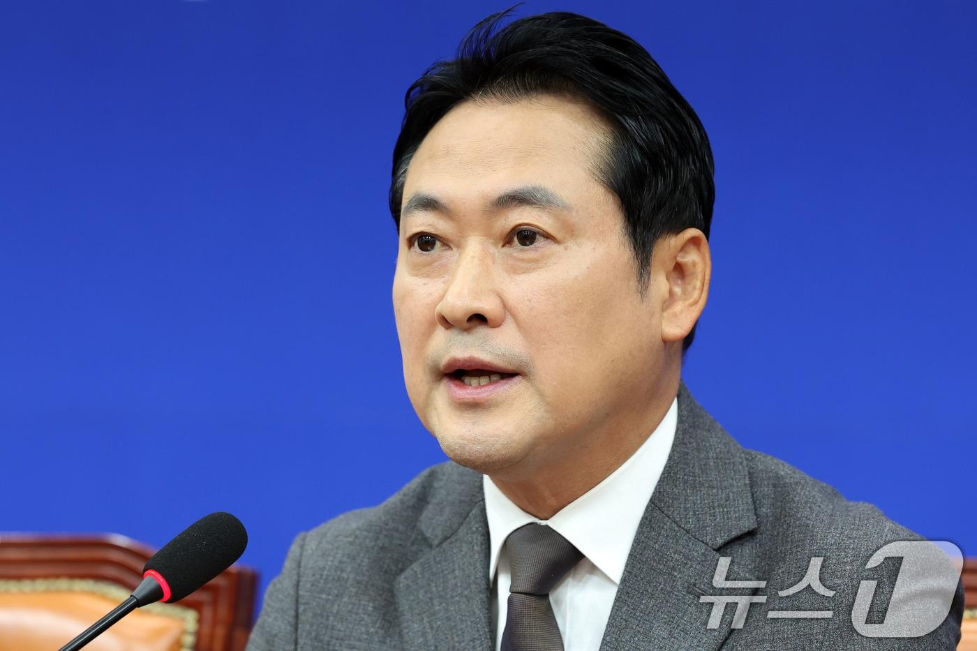 장동혁 국민의힘 대표가 25일 오전 서울 영등포구 여의도 국회에서 열린 기자간담회에서 모두발언을 하고 있다. 2025.10.25/뉴스1 ⓒ News1 황기선 기자