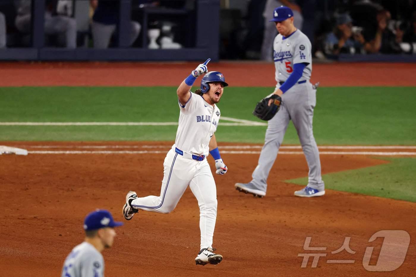 토론토 블루제이스의 애디슨 바저가 25일(한국시간) 열린 월드시리즈 1차전 6회말 대타 만루홈런을 때린 뒤 기뻐하고 있다. ⓒ AFP=뉴스1