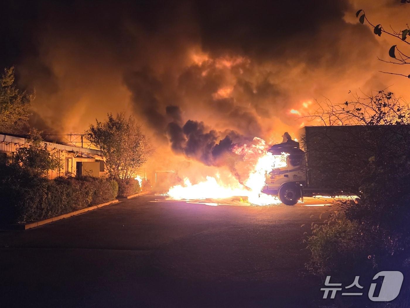 본문 이미지 - 25일 아산의 한 동물사료공장에서 불이 났다. (아산소방서 제공. 재판매 및 DB금지)