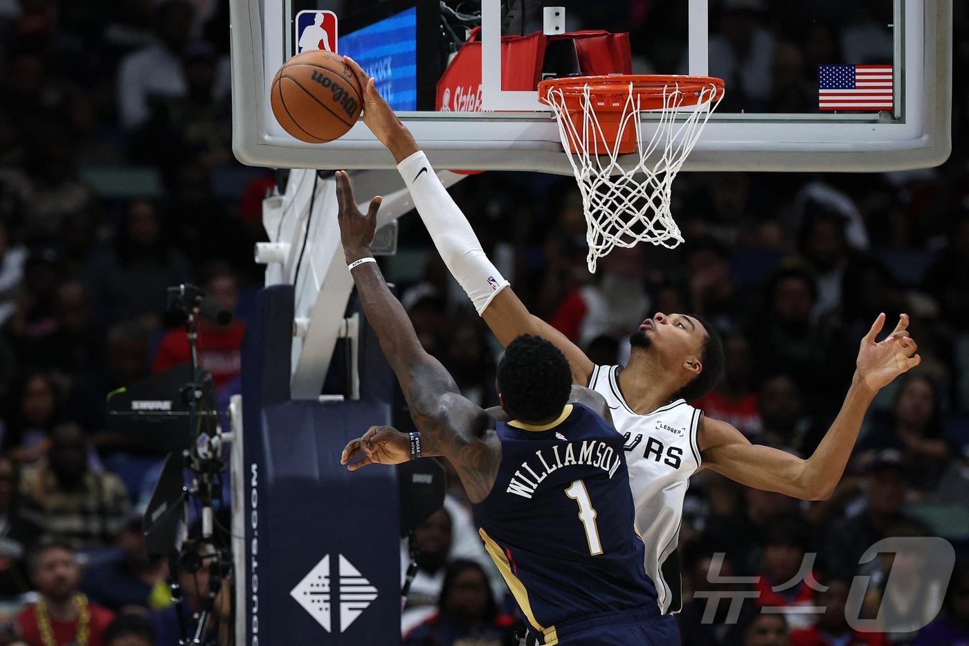 샌안토니오 스퍼스의 빅토르 웸반야마가 25일(한국시간) 열린 2025-26 NBA 정규리그 경기에서 뉴올리언스 펠리컨스의 자이언 윌리엄슨 슛을 블록하고 있다. ⓒ AFP=뉴스1