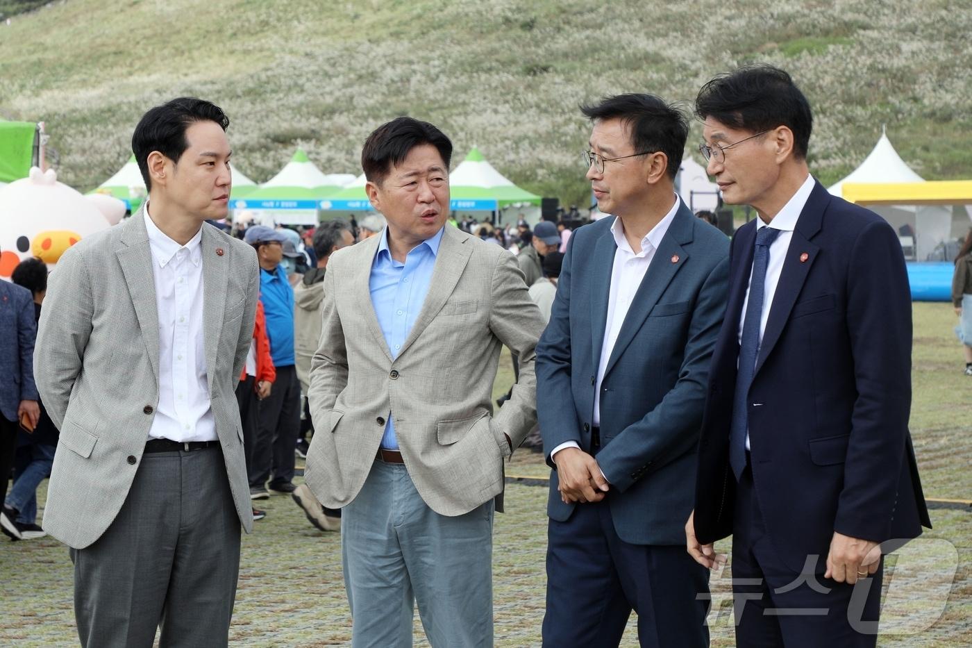 본문 이미지 - 지난해 10월 열린 '2025 제주 도새기 축제' 행사장에 만남을 가진 김한규 의원, 오영훈 지사, 위성곤 의원, 문대림 의원.(사진 왼쪽부터). /뉴스1