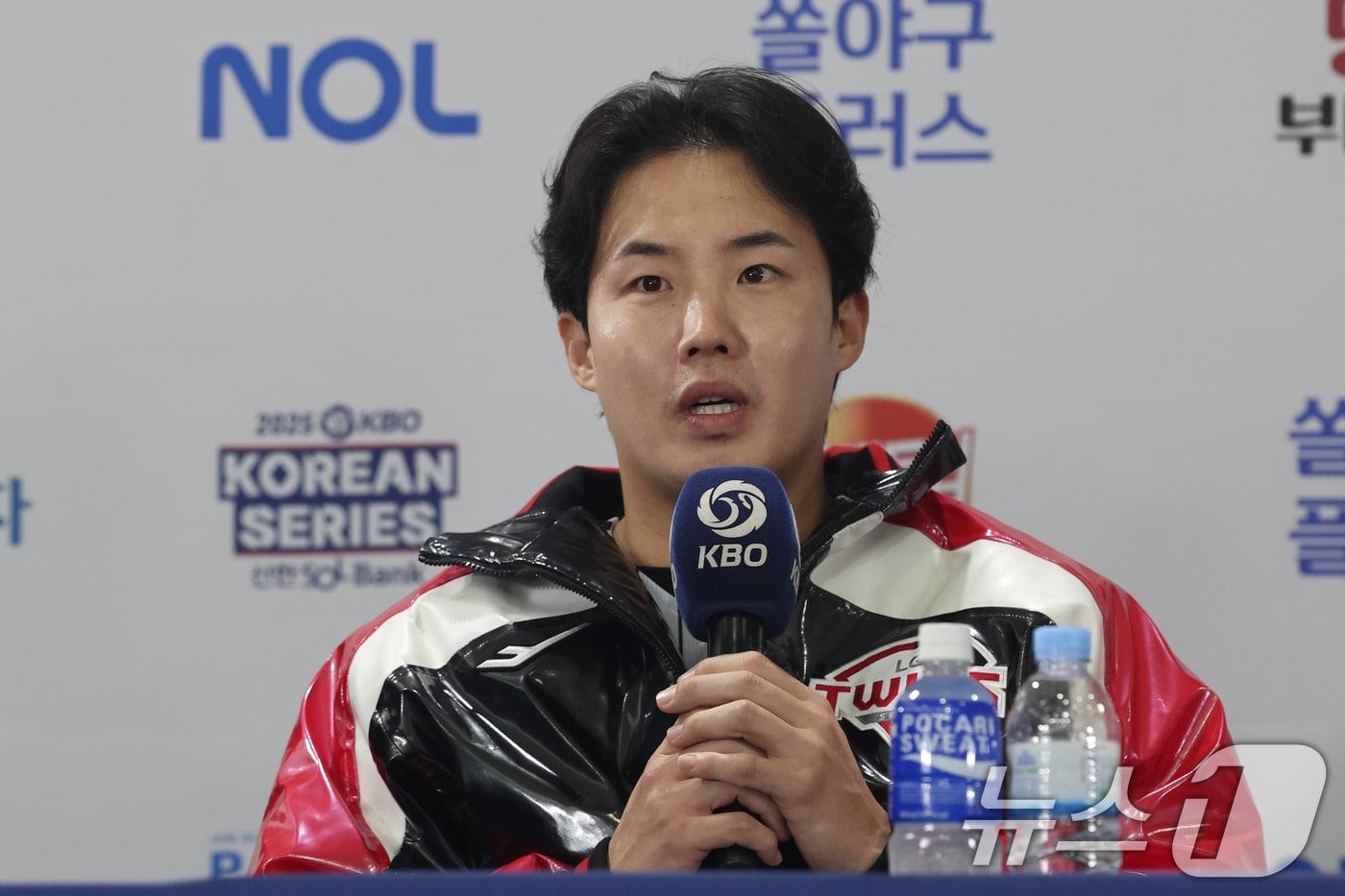 LG 트윈스 임찬규가 25일 서울 잠실야구장에서 열린 2025 신한 SOL뱅크 KBO 한국시리즈 미디어데이에서 각오를 밝히고 있다. LG와 한화의 한국시리즈 1차전은 오는 26일 잠실야구장에서 펼쳐진다. 2025.10.25/뉴스1 ⓒ News1 황기선 기자