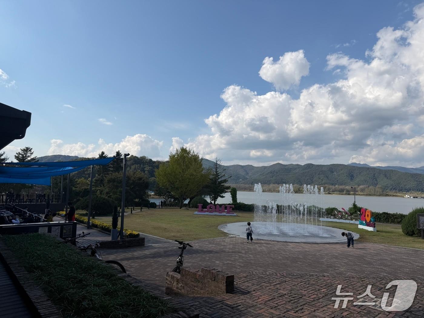 본문 이미지 -  25일 낮 강원 춘천 삼천동의 한 대형카페 야외에 마련된 분수대에 어린이들이 뛰어놀고 있다.2025.10.25 한귀섭 기자