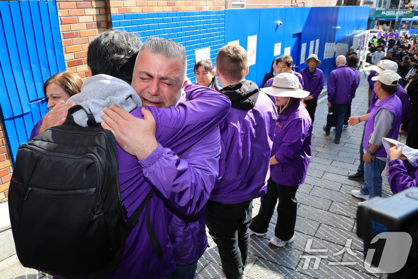 이태원 참사 3주기를 앞둔 25일 서울 용산구 이태원역 1번 출구 앞 ‘10.29 기억과 안전의 길&#39;을 찾은 외국인 희생자 유가족들이 슬픔에 잠겨 있다. 2025.10.25/뉴스1 ⓒ News1 이호윤 기자