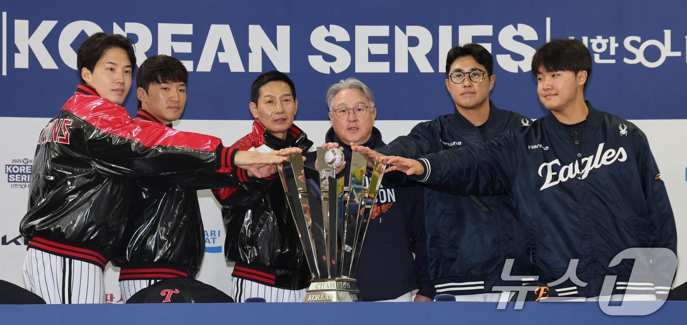 25일 서울 잠실야구장에서 열린 2025 신한 SOL뱅크 KBO 한국시리즈 미디어데이에서 LG·한화 감독, 선수들이 트로피에 손을 모이고 있다. LG와 한화의 한국시리즈 1차전은 오는 26일 잠실야구장에서 펼쳐진다. 2025.10.25/뉴스1 ⓒ News1 황기선 기자