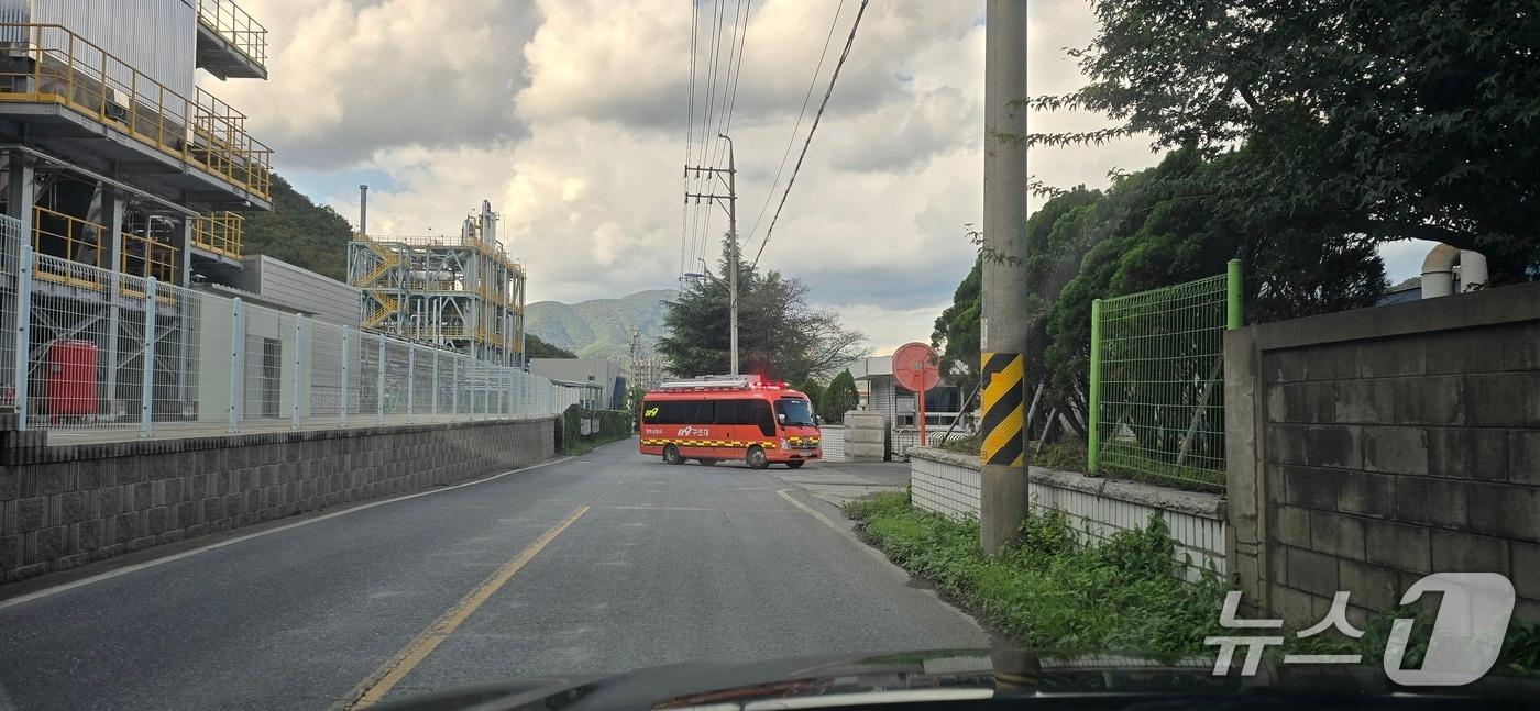 경주 아연공장 작업자 질식 사고가 난 현장에 119구조대가 진입하고 있다. (독자 제공. 재판매 및 DB금지)/뉴스1