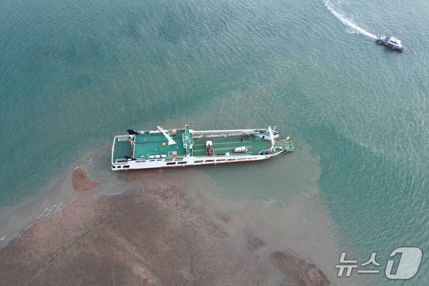 보령 앞바다서 좌주된 여객선.(보령해경 제공. 재판매 및 DB금지)