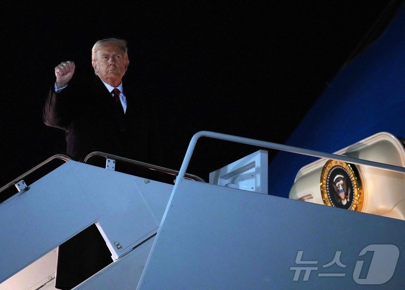 본문 이미지 - 24일(현지시간) 도널드 트럼프 미국 대통령이 메릴랜드주(州) 앤드루스 합동기지에서 에어 포스 원(Air Force One)에 탑승하고 있다. 2025.10.24 ⓒ AFP=뉴스1