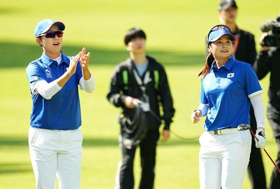 본문 이미지 - 한국이 홈에서 열린 인터내셔널 크라운에서 예선 탈락했다. 사진은 김효주&#40;왼쪽&#41;와 최혜진. &#40;LPGA 제공&#41;