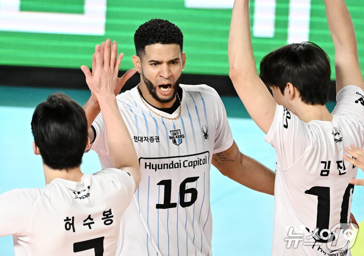 현대캐피탈 레오&#40;가운데&#41;. &#40;KOVO 제공&#41;