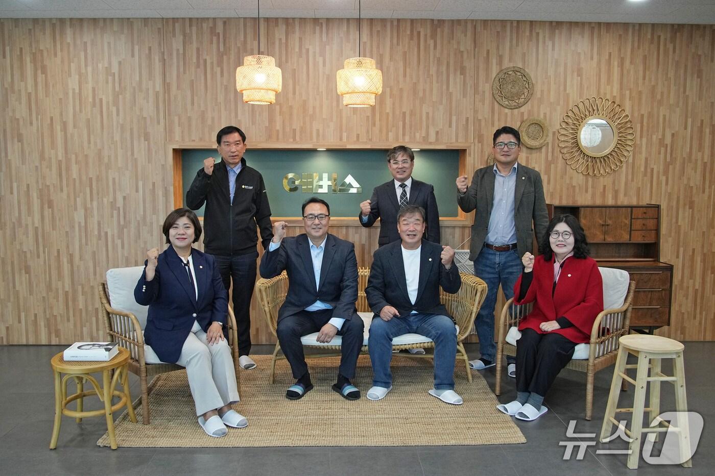 본문 이미지 - 강원 원주시의회 산업경제위원회 소속 의원들이 지난 24일 원주시 주요 기업인 ㈜굿플과 ㈜에버스를 방문해 기업들의 애로사항과 건의사항을 수렴하기 위한 일정을 소화했다. (원주시의회 제공. 재판매 및 DB금지) 2025.10.25/뉴스1