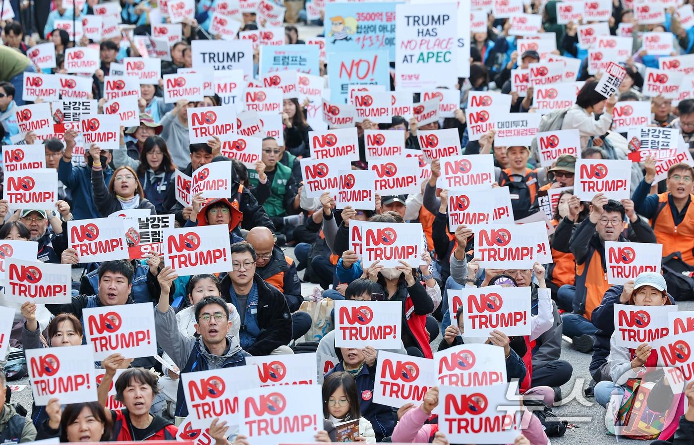 트럼프저지공동행동 회원들이 25일 서울 중구 세종대로에서 열린 대미투자 전면 재검토 NO 트럼프 범시민대행진에 참가해 피켓을 들고 구호를 외치고 있다. 2025.10.25/뉴스1 ⓒ News1 이호윤 기자