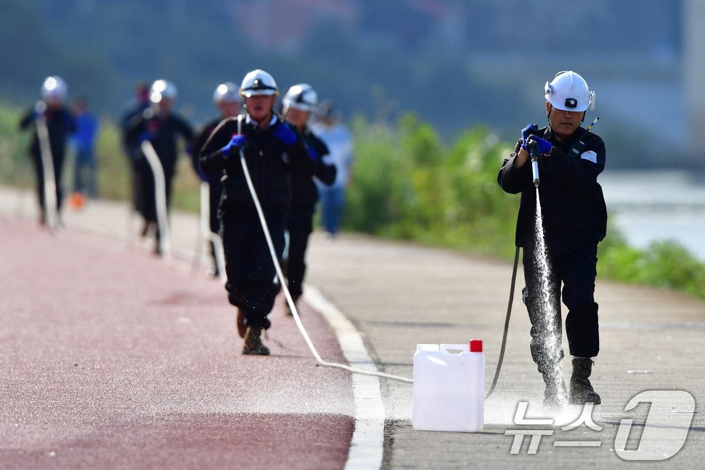 25일 경북 포항시 남구 연일읍 형산강에서 남구청 산불전문예방진화대원들이 출동훈련을 하고 있다. 2025.10.25/뉴스1 ⓒ News1 최창호 기자