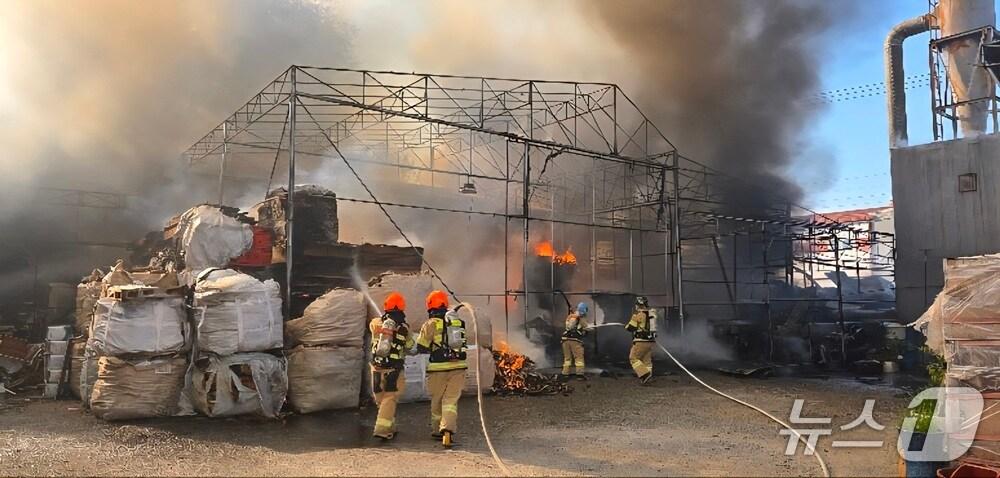 본문 이미지 - 소방 대원들이 오류동 목재 공장 화재를 진압하고 있다. (인천소방본부 제공.재판매 및 DB금지)