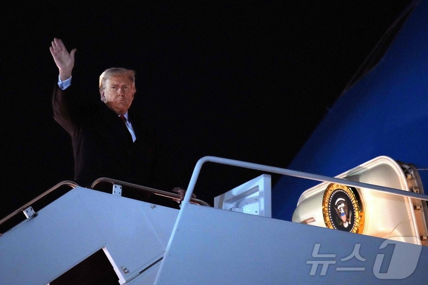 24일(현지시간) 도널드 트럼프 미국 대통령이 메릴랜드주(州) 앤드루스 합동기지에서 에어 포스 원(Air Force One)에 탑승하고 있다. 2025.10.24 ⓒ AFP=뉴스1