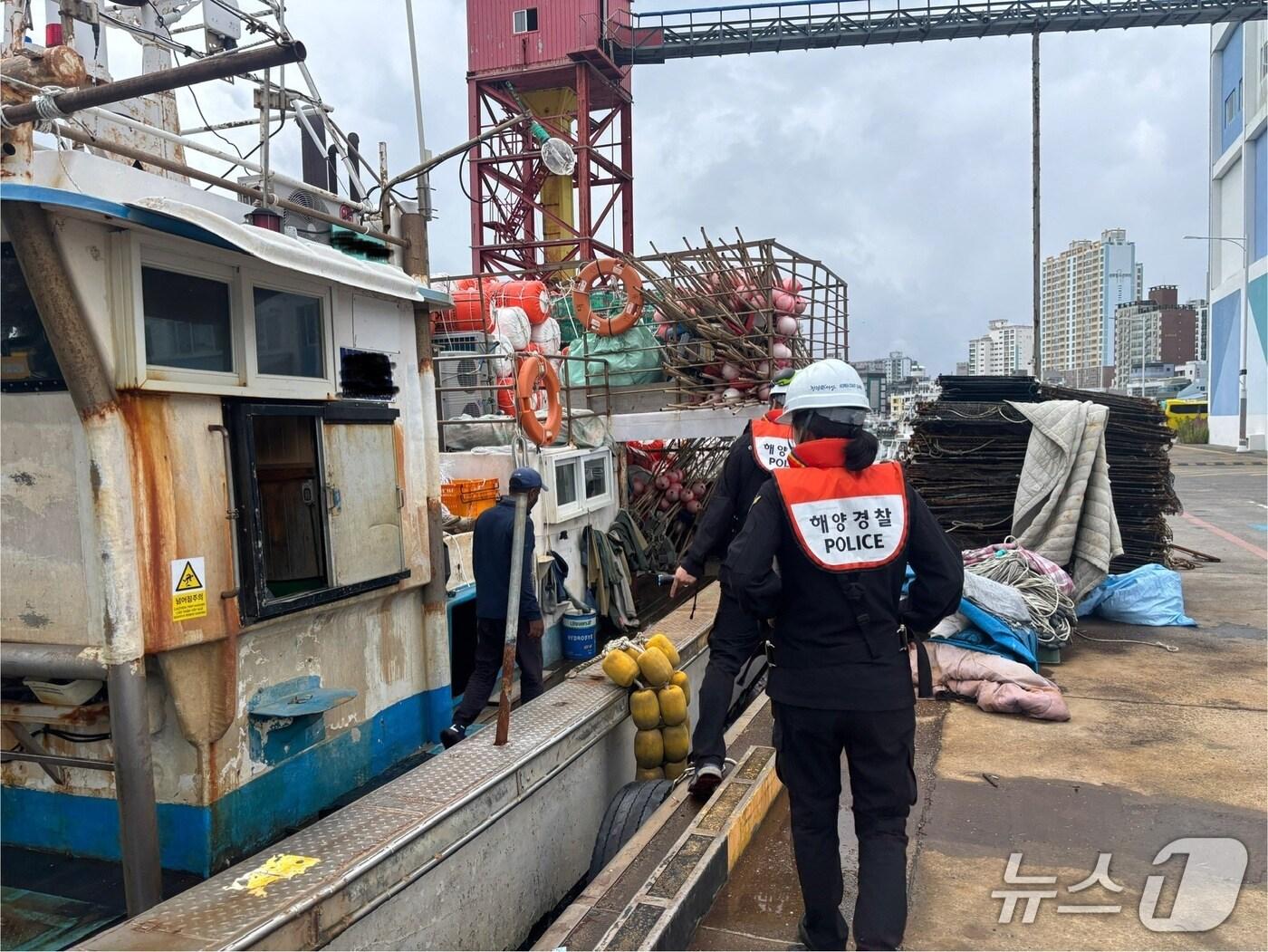 본문 이미지 - 울산해양경찰서는 해양 오염 행위를 한 11톤급 어선 A호를 적발했다.(울산해경 제공. 재판매 및 DB금지)/뉴스1