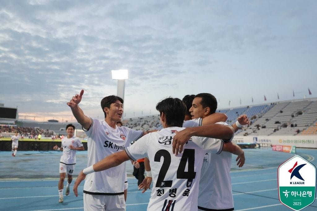본문 이미지 - 제주SK가 25일 열린 하나은행 K리그1 2025 34라운드에서 수원FC를 2-1로 제압했다. (한국프로축구연맹 제공)