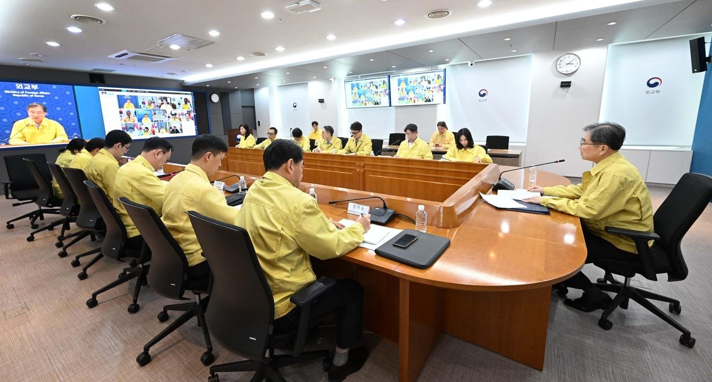 25일 동남아 주재 공관장들과 화상회의하는 조현 외교부 장관.&#40;외교부 제공&#41;