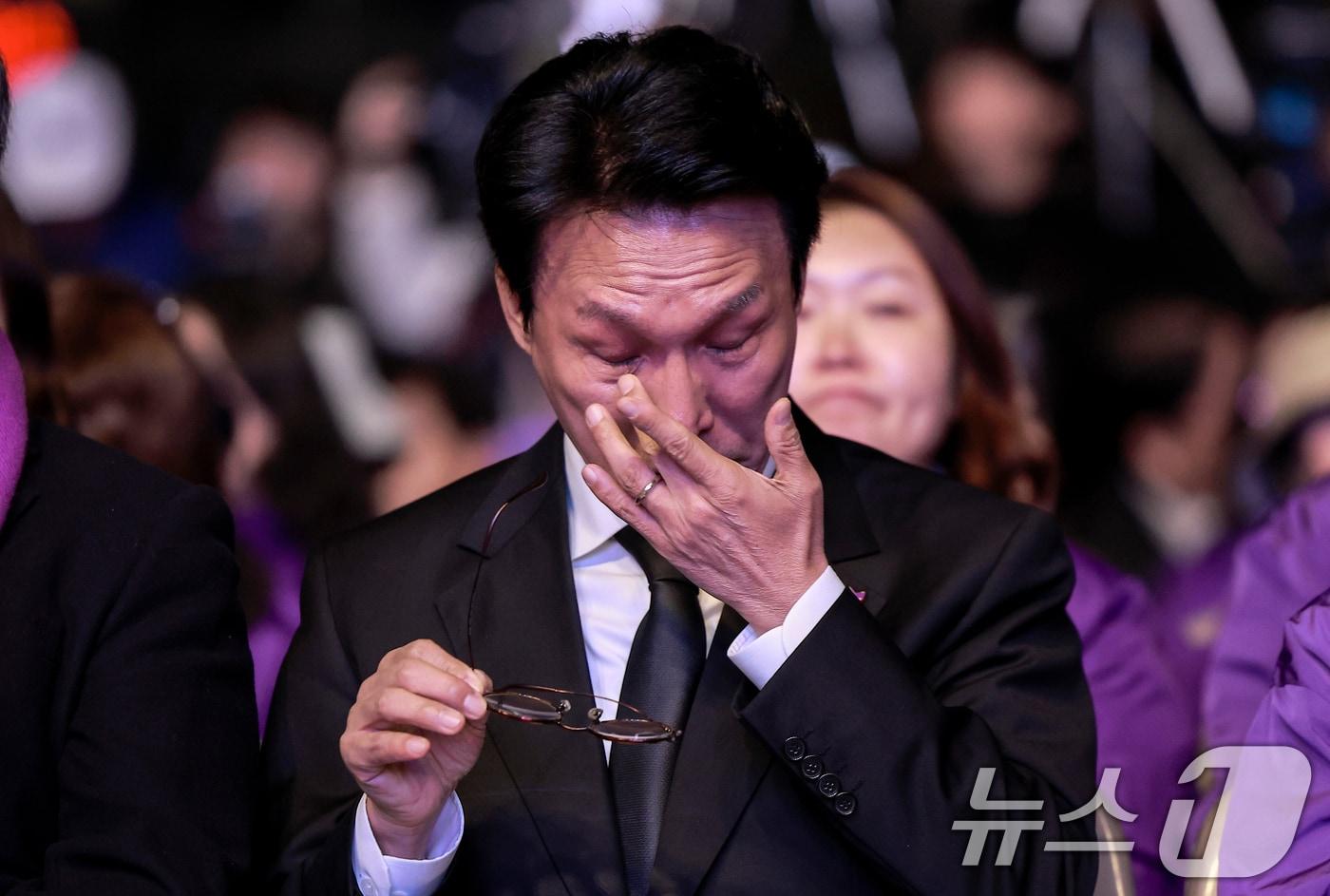 김민석 국무총리가 25일 서울 중구 서울광장에서 열린 10·29 이태원참사 3주기 시민추모대회에서 눈물을 닦고 있다. 2025.10.25/뉴스1 ⓒ News1 이호윤 기자