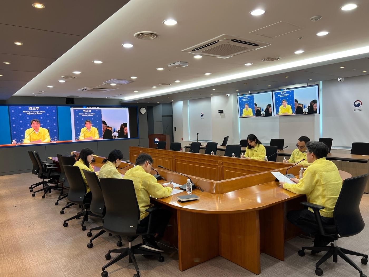 본문 이미지 - 윤주석 외교부 영사안전국장이 말리 교민 안전점검 회의를 주재하고 있다.(외교부 제공)