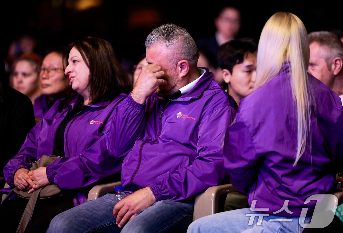 25일 서울 중구 서울광장에서 열린 10·29 이태원참사 3주기 시민추모대회에서 외국인 희생자 유가족들이 슬픔을 느끼고 있다. &#40;공동취재&#41; 2025.10.25/뉴스1 ⓒ News1 이호윤 기자