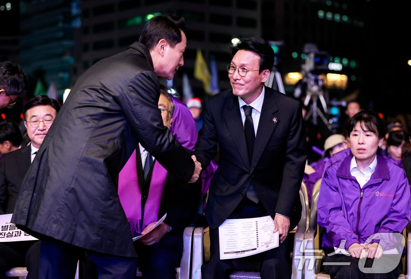 김민석 국무총리가 25일 서울 중구 서울광장에서 열린 10·29 이태원참사 3주기 시민추모대회에서 오세훈 서울시장과 인사를 나누고 있다. &#40;공동취재&#41; 2025.10.25/뉴스1 ⓒ News1 이호윤 기자