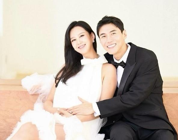 본문 이미지 - 지소연(왼쪽) 송재희 부부 / 사진=지소연 인스타그램